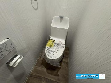 【中古マンション】名古屋市南区シャルマンコーポ北頭のトイレ|【高機能トイレ】
◆高機能トイレの多くは便器のフタの開閉が自動であり、使用後に手動で水を流す面倒もなく非常に便利です。スタイリッシュな見た目で、お掃除しやすく、節水効果が高いです。