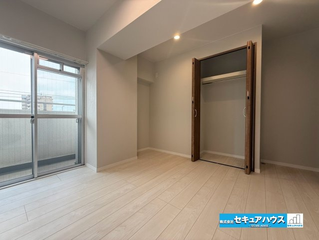 【中古マンション】名古屋市南区シャルマンコーポ北頭の洋室|【洋室】
◆広々とした居住空間は日々の暮らしを彩り、心のやすらぎと満足感を与えてくれます。通風と採光を考慮した設計は子供たちはのびのび育ち、家族でくつろぎと団らんを生み出します。