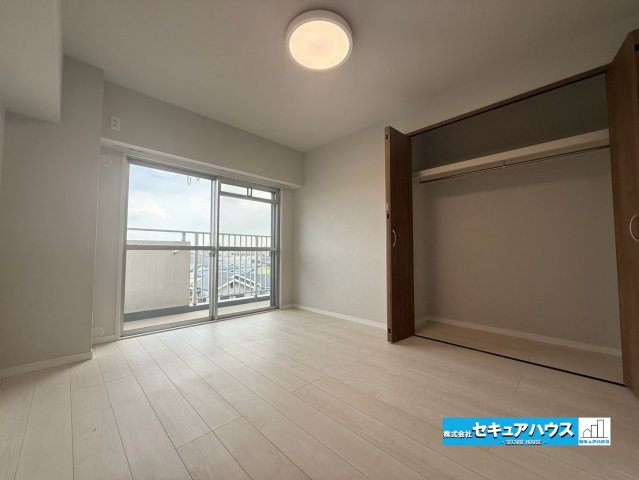 【中古マンション】名古屋市南区シャルマンコーポ北頭の洋室|【洋室】
◆お子様のお部屋や主寝室、来客時の宿泊室、趣味のお部屋としてもご利用いただけます♪
◆全居室収納付きのため各居室ごとにお洋服や荷物を収納できます。　　　　　　　　　　　　　　