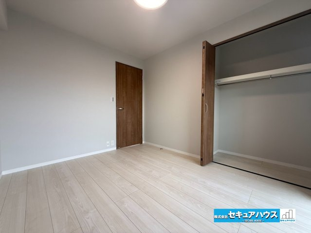 【中古マンション】名古屋市南区シャルマンコーポ北頭の洋室|【洋室】
◆家族一人ひとりの大切なプライベート空間。趣味に合わせて使って頂けるようシンプルに仕上げてあります。暮らし心地を大きく左右する収納を、適材適所に配置し使い勝手を考慮しました。　　　　　　　　