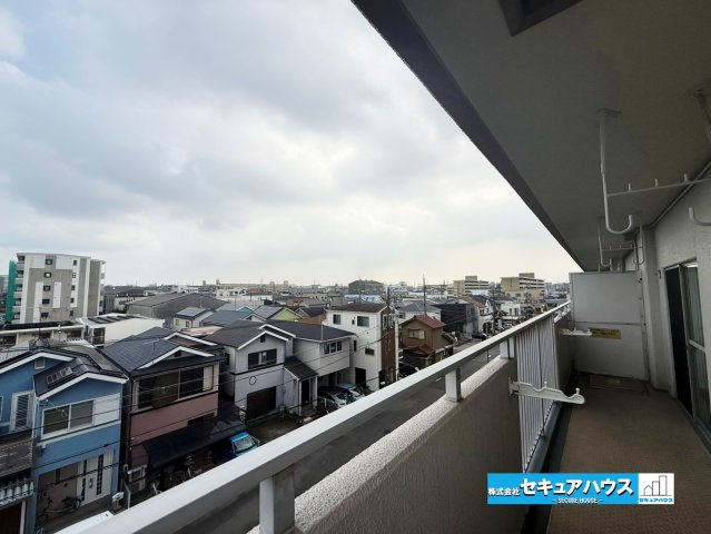 【中古マンション】名古屋市南区シャルマンコーポ北頭の展望|【バルコニー】
◆見晴らしもよく、太陽の温かな温もりをめいっぱい受け止めてくれます。
太陽の光と爽やかな風を受けたお洗濯物はあっという間に乾き、取りこむ時には太陽の匂いを感じられそうですね。　　　　　