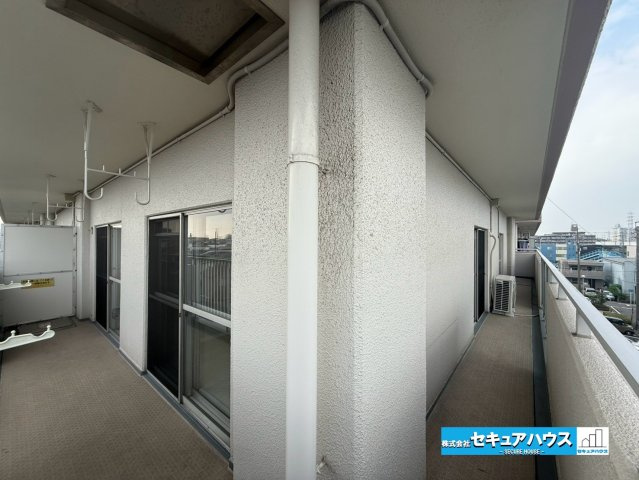 【中古マンション】名古屋市南区シャルマンコーポ北頭のバルコニー|【バルコニー】
◆L字のバルコニーになっており、洋室からもリビングからも出入りできて広々としてます。
◆洗濯物や布団類までとたくさん干せて便利です♪　　　　　　　　　　　　　　　　　　　　　　　