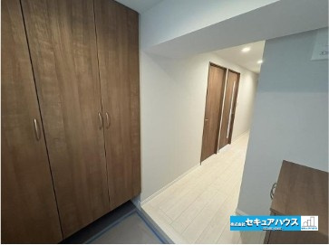 【中古マンション】名古屋市南区シャルマンコーポ北頭の玄関|【玄関】
◆お家に出会う人々を迎える玄関だからこそ、広々清潔感あふれる空間にしたいものです。採光・通風にも配慮された設計で毎日明るい空間をキープします♪