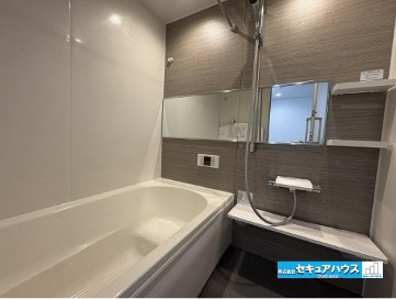 【中古マンション】名古屋市南区シャルマンコーポ北頭の浴室|【浴室】
◆アクセントパネルで落ち着きのある雰囲気を演出します。毎日の疲れを癒やすバスタイムをお楽しみ下さい！

