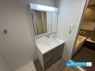【中古マンション】名古屋市南区シャルマンコーポ北頭の独立洗面台|【洗面台】
◆鏡の裏にはたっぷりと収納スペースを標準装備！
◆電源を付属しているのでドライヤーなど利用できます。