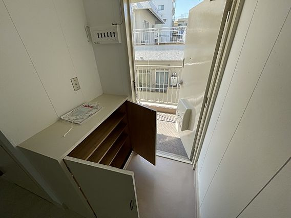 レジデンス明信の玄関