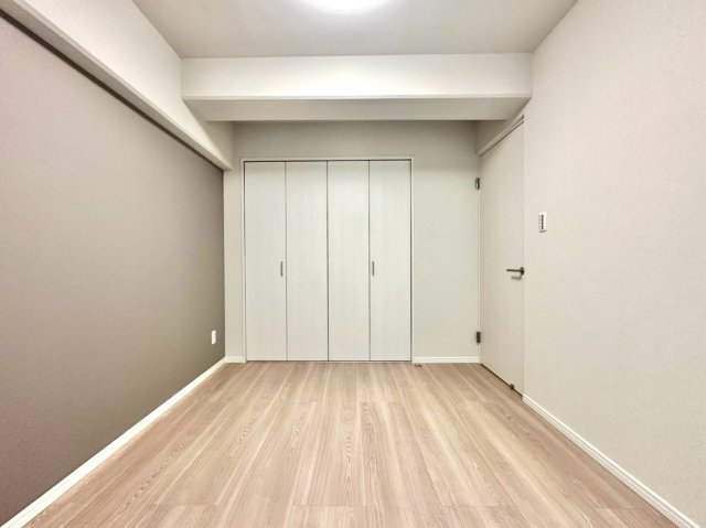 セントラル伊勢佐木西の洋室|落ち着いた色調でまとめられた洋室は、ゆったりとした時間を過ごせるプライベート空間として最適です。