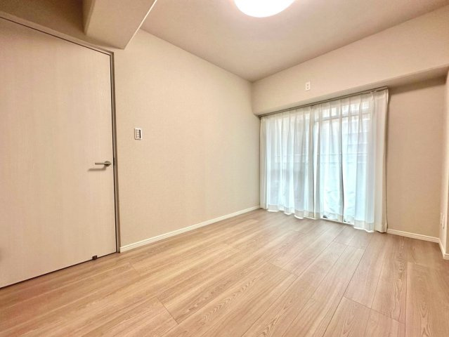 セントラル伊勢佐木西の洋室|採光に優れた明るい室内は、寝室や書斎など多様な用途に対応できる柔軟性の高い設計です。