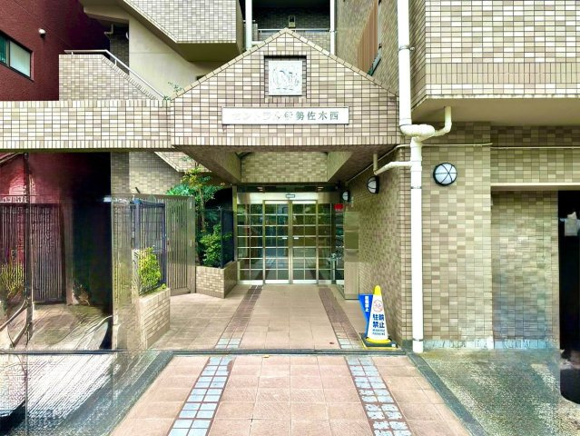 セントラル伊勢佐木西のエントランス|街並みに調和する、落ち着きと品格のあるエントランス。