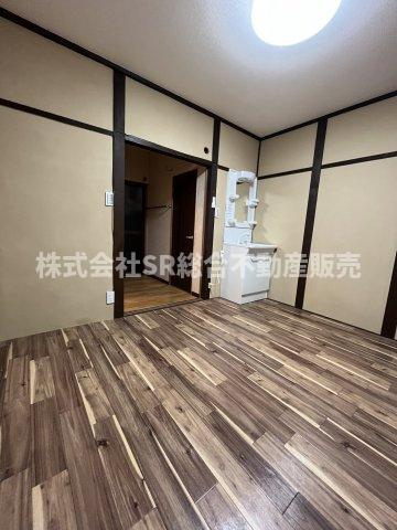 稲田本町1丁目中古テラスハウスの洋室|使い勝手のいい洋室です