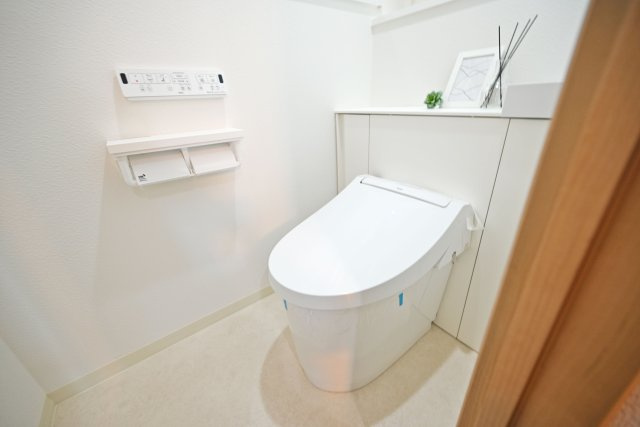 トーカンマンション東梅田のトイレ|すっきりとしたデザインが魅力のタンクレストイレ。
圧迫感が少なく、トイレ空間を広く感じられるのが嬉しいポイント。お手入れもしやすく、清潔で快適に使える空間です。