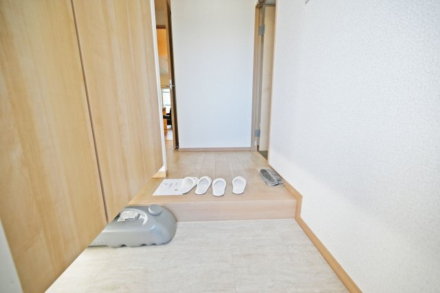 トーカンマンション東梅田の玄関|大容量の収納スペースを備えた、すっきり片付く玄関。
靴はもちろん、家族の荷物や外出用品もしっかり収納でき、玄関まわりをきれいに保ちやすいのが魅力です。