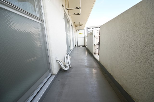 トーカンマンション東梅田のバルコニー|陽当たりの良い南向きバルコニーで、洗濯物も気持ちよく干せます。
明るく開放感があり、毎日の暮らしを快適にしてくれる嬉しい住まいのポイントです。