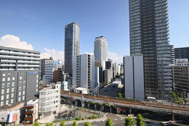 トーカンマンション東梅田の展望|上層階ならではの開放感と、梅田方面を望む眺望が魅力。
視界が開けたバルコニーから街並みを見渡せ、昼間はもちろん、夕景や夜景も楽しめる贅沢な住空間です。