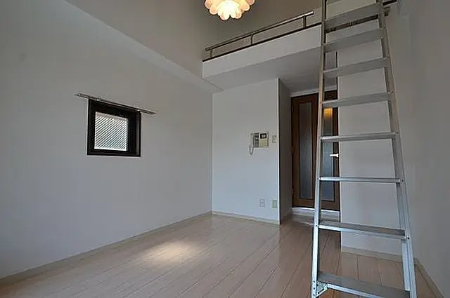 ローテローゼ本山の居間・リビング