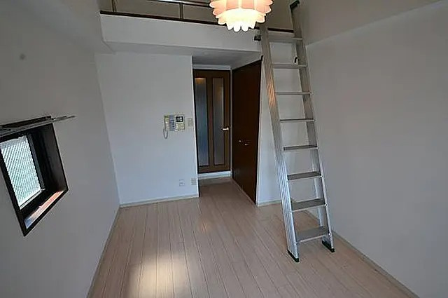 ローテローゼ本山の居間・リビング