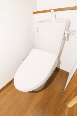 つくば市春日４丁目のアパートのトイレ|落ち着いた色調のトイレです