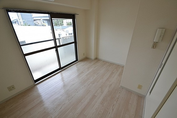 神戸市灘区新在家南町３丁目の賃貸マンションの洋室