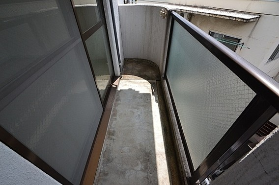 神戸市灘区新在家南町３丁目の賃貸マンションのバルコニー