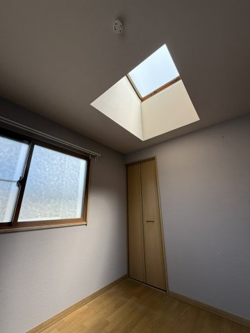魚崎西町一丁目戸建の和室|3階北側の洋室
天窓があり北側でも明るいお部屋となっております。