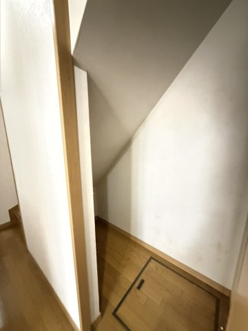 魚崎西町一丁目戸建の寝室|1階、階段下収納