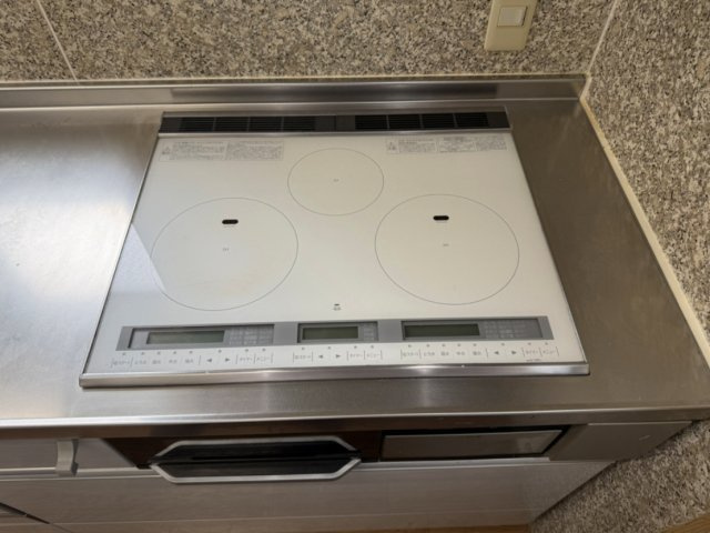 魚崎西町一丁目戸建の発電・温水設備|3口IHコンロ