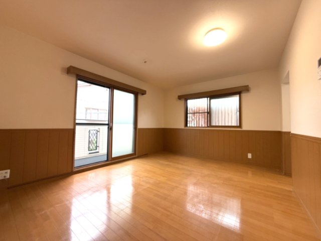 魚崎西町一丁目戸建の居間・リビング|2階LDK
南向きの為、採光がございます。