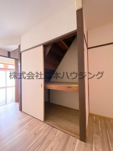 【収納】 | 　寝屋川市日新町15テラスハウス | 便利な階段下収納です