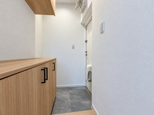 【玄関】 | 三ツ沢ハイム　三ッ沢上町徒歩8分/新規フルリフォーム済み/コンビニ徒歩1分 | ◆明るい玄関です！散らかりやすい玄関もスッキリするシューズボックス付き。