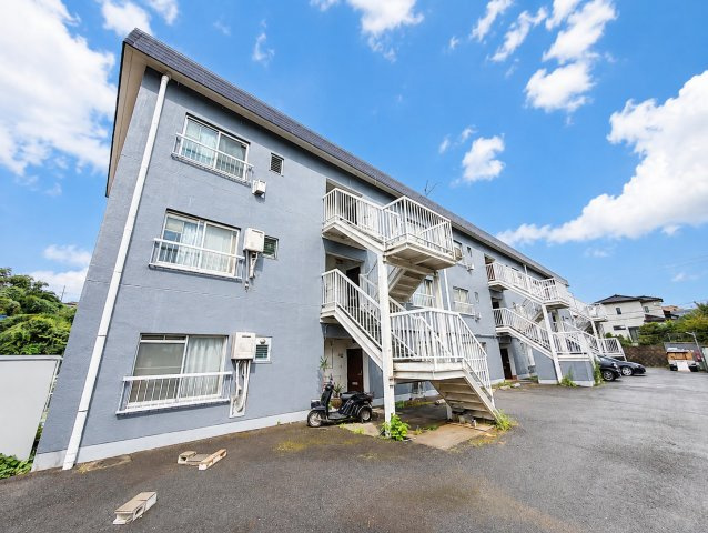 【外観】 | 三ツ沢ハイム　三ッ沢上町徒歩8分/新規フルリフォーム済み/コンビニ徒歩1分 | ◆爽やかな青空の下に贅沢なほどに降り注ぐ陽光、豊かな居住性と、クオリティが見事に調和した住空間は、住まうことの喜びを感じさせてくれます。ゆとりある広い敷地で開放的なお住まいです。