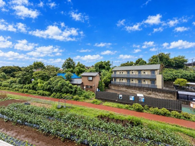 【展望】 | 三ツ沢ハイム　三ッ沢上町徒歩8分/新規フルリフォーム済み/コンビニ徒歩1分 | ◆バルコニーからは、陽光溢れ、朝日と夕陽が贅沢に楽しめ、開放感あふれる空間で心安らぐひとときをお過ごしいただけます。