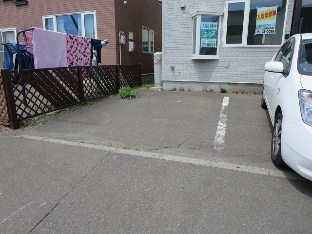 エーコー若松ビルの駐車場