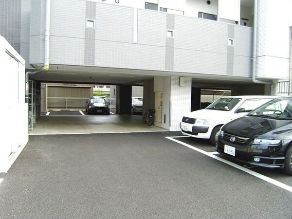 サンヴァーリオ新田駅前Ⅶの駐車場