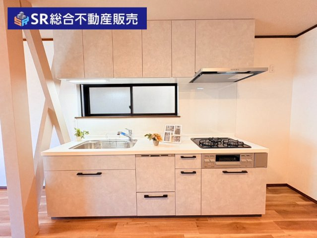 鴻池町1丁目中古戸建のキッチン|キッチン新調いたしました！3口ガスシステムキッチンにはグリル付きでお料理快適です！