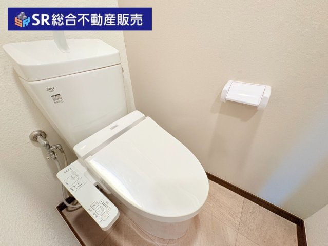 鴻池町1丁目中古戸建のトイレ|温水洗浄便座もございます♪