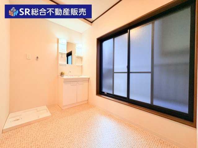 鴻池町1丁目中古戸建の脱衣所|室内洗濯機置場もございます！