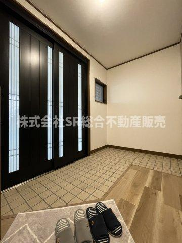 鴻池町1丁目中古戸建の玄関|シューズボックスやベビーカー等を置けるスペースがございます！