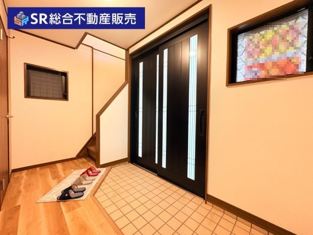 鴻池町1丁目中古戸建の玄関|シューズボックスやベビーカー等を置けるスペースがございます！