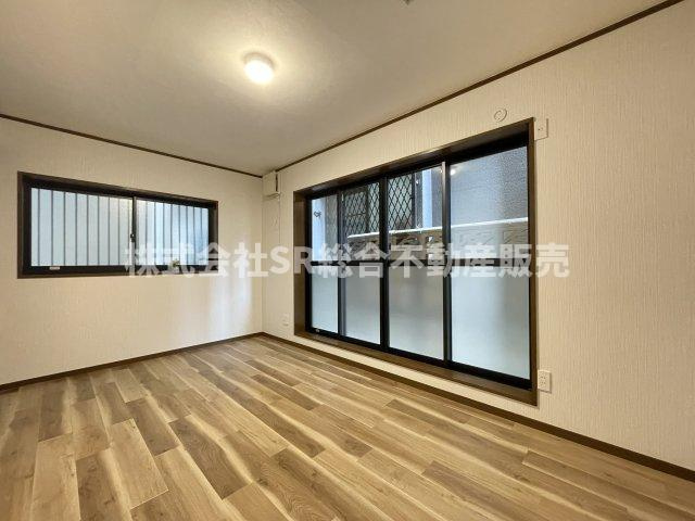 鴻池町1丁目中古戸建の洋室|1F　7.5帖。2面採光で明るい光が入ってきます！