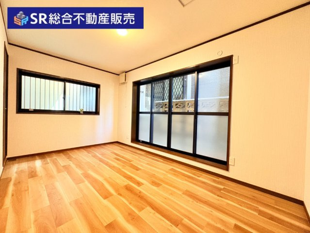 鴻池町1丁目中古戸建の洋室|1F　7.5帖。2面採光で明るい光が入ってきます！