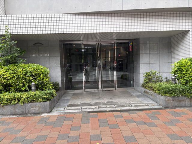 ラコント新宿セントラルパークアパートメントのエントランス
