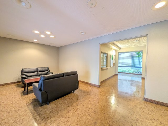 住吉川ダイヤハイツのエントランス|エントランスを抜けると広々とした共用スペースがございます。
ソファも完備されておりご家族やご友人とのご歓談のスペースとしても利用いただけます。