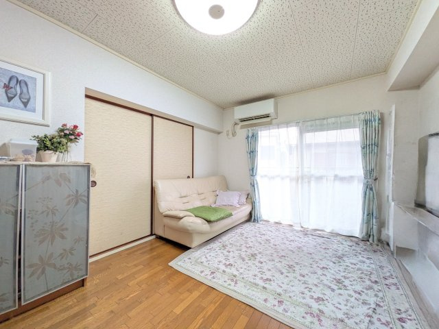 住吉川ダイヤハイツの居間・リビング|東側バルコニーからは住吉川、六甲ライナーが望めます。