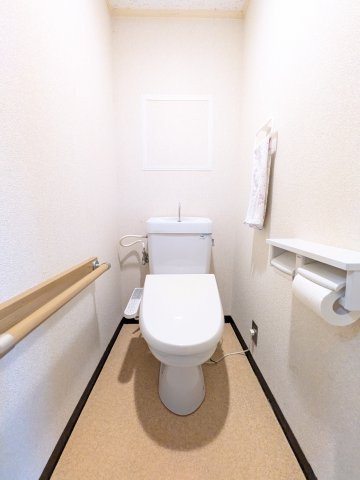 住吉川ダイヤハイツのトイレ|扉とトイレまで少しスペースがございますのでゆとりのある空間となっております。