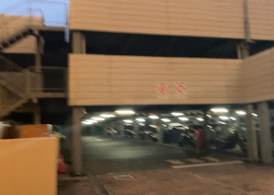 【駐車場】 | グランセリーナ | 敷地内に用意された駐車場スペースです。車移動が多い方にも便利な環境が整っており、平坦地のため車庫入れもスムーズに行えます。空き状況や利用条件の詳細は事前にお問い合わせの上現地でご確認くださいませ。