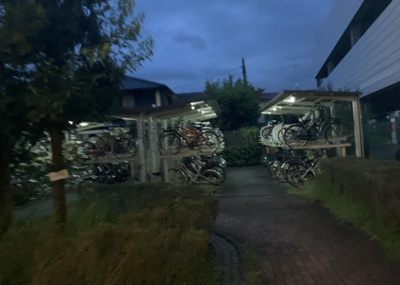 【駐輪場】 | グランセリーナ | マンション敷地内に設置された駐輪場です。屋根付きの区画もあり、大切なお持ちの自転車を雨風から保護することができます。駅までのアクセスや近隣施設へのお出かけに自転車を利用したい方は空きをご確認下さい。