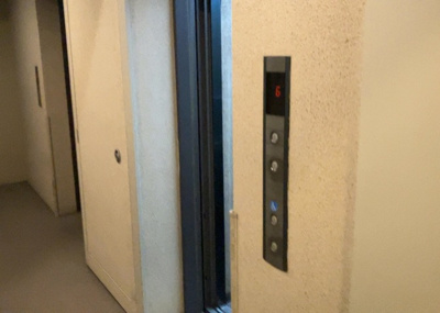 【設備】 | グランセリーナ | 忙しい時間帯にも移動がスムーズに行えるエレベーターなどの共用設備です。建物全体が管理体制日勤で維持されており、ゴミ置き場や各共用施設も綺麗に保たれているため日々の生活を快適にお過ごしいただけます。