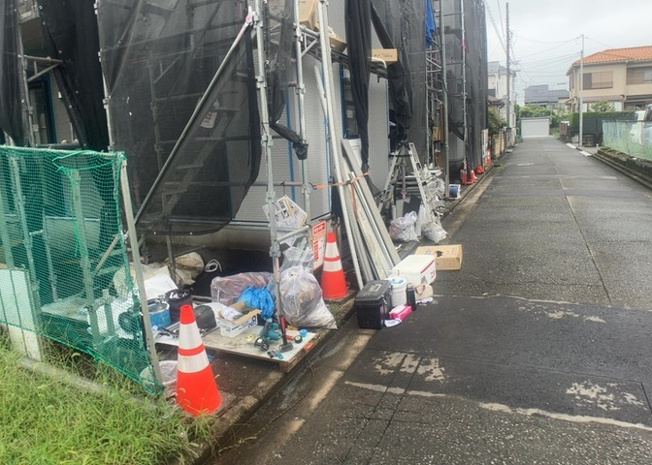 【前面道路含む現地写真】 | 住宅用の土地では前面道路に2m以上接していなければならないと法律で定められています。しかし、お持ちの車のサイズやライフスタイルなどにより、2mでは利便が悪い場合もございますので、事前に確認しましょう。