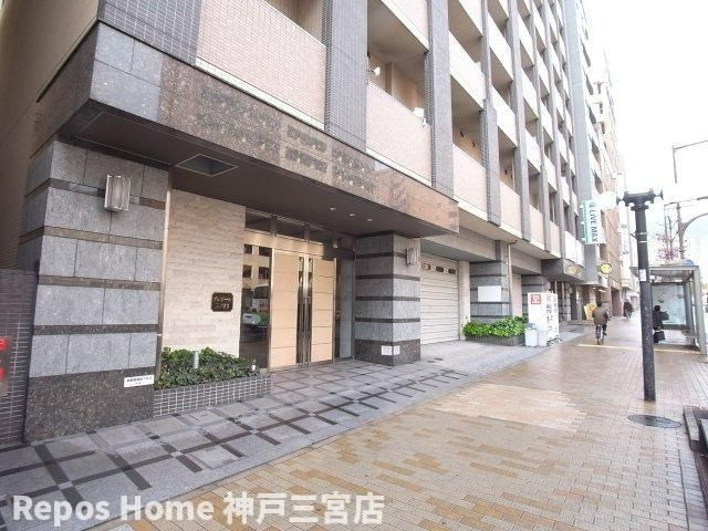プレジール三ノ宮Ⅱのエントランス