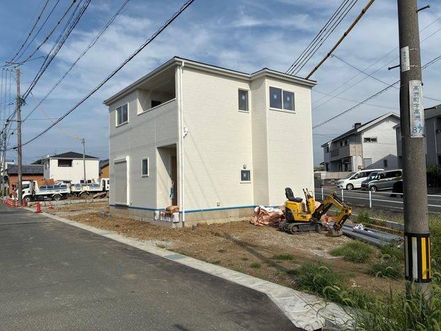 【外観】 | 豊橋市高洲町 新築一戸建て 1号棟 | 現在建築中の外観画像です。ご内覧は同じメーカーの完成物件へご案内いたしますので、いつでもご相談ください！